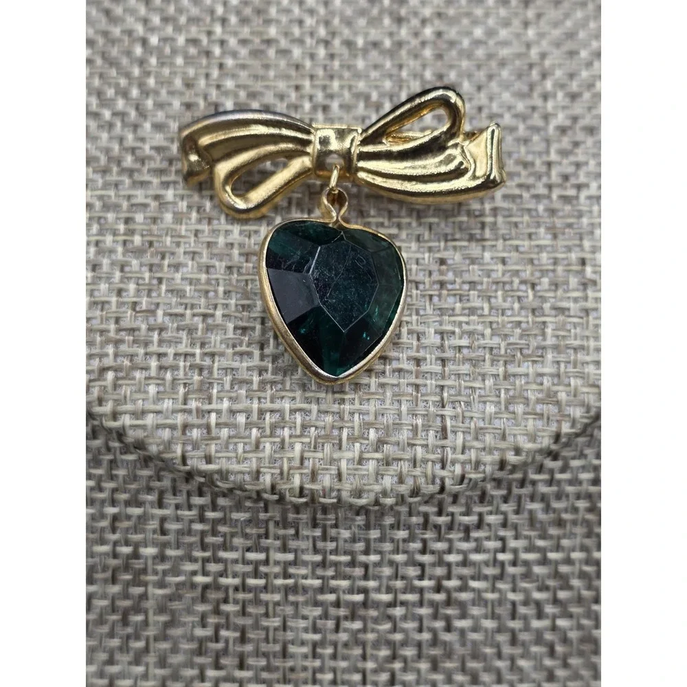 vintage-style green heart stone brooch with a gold-plated bow design.